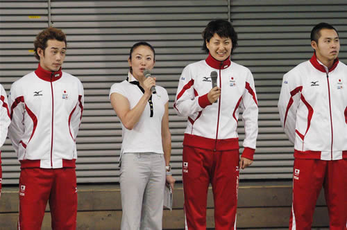 日本代表選手が若きスイマー達へ激励の言葉を
